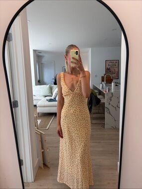 maysa geo maxi dress beige Pleated Elegance Maxi Dress – beige – Flowy Long Dress – THE GIRL WEARING main image 1